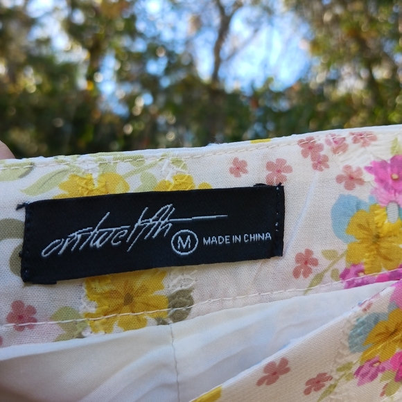 Floral Embroidred Design Short Shorts Juniors Size Medium - Picture 5 of 16